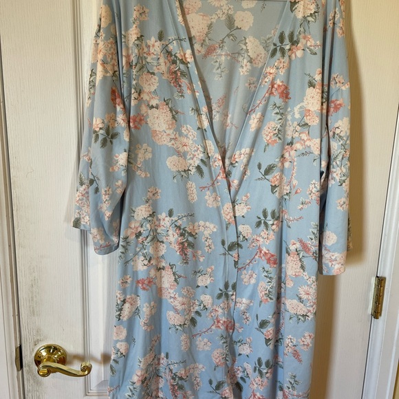 Flora Robe very soft, and comfortable perfect for those summer nights. Large - Picture 3 of 10
